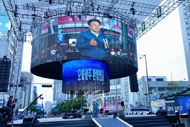 강기정 광주광역시장이 17일 오후 금남로에서 열린 ‘제45주년 5·18민주화운동 전야제’에 참석해 인사말을 하고 있다./광주광역시 제공