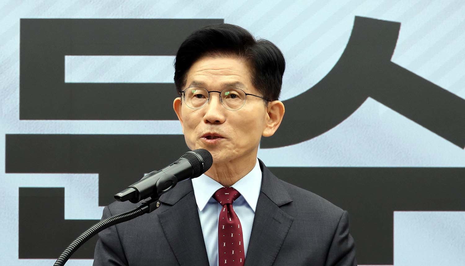 김문수 국민의힘 대통령 후보가 18일 서울 여의도 국민의힘 중앙당사에서 '경제를 판갈이 합니다! 새롭게 대한민국' 경제 공약 발표를 하고 있다. /뉴스1 (공동취재)