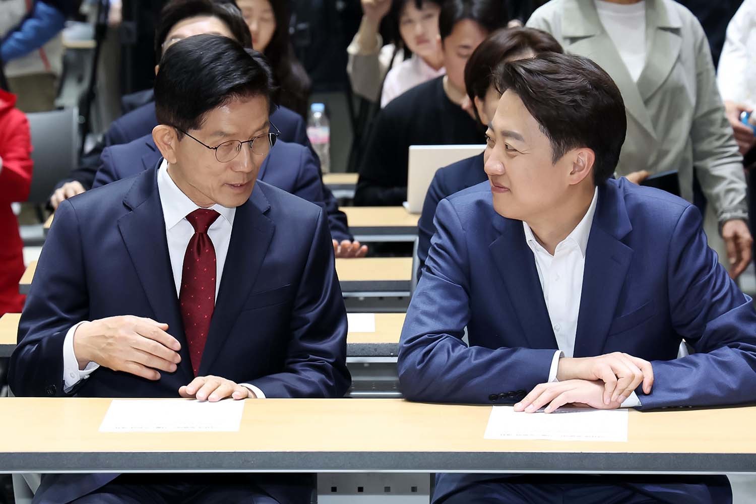 김문수 국민의힘 대통령 후보(왼쪽)와 이준석 개혁신당 대통령 후보가 19일 오전 서울 중구 서울시청에서 열린 '약자와 동행하는 서울 토론회'에 참석해 나란히 앉아 있다. / 뉴스1