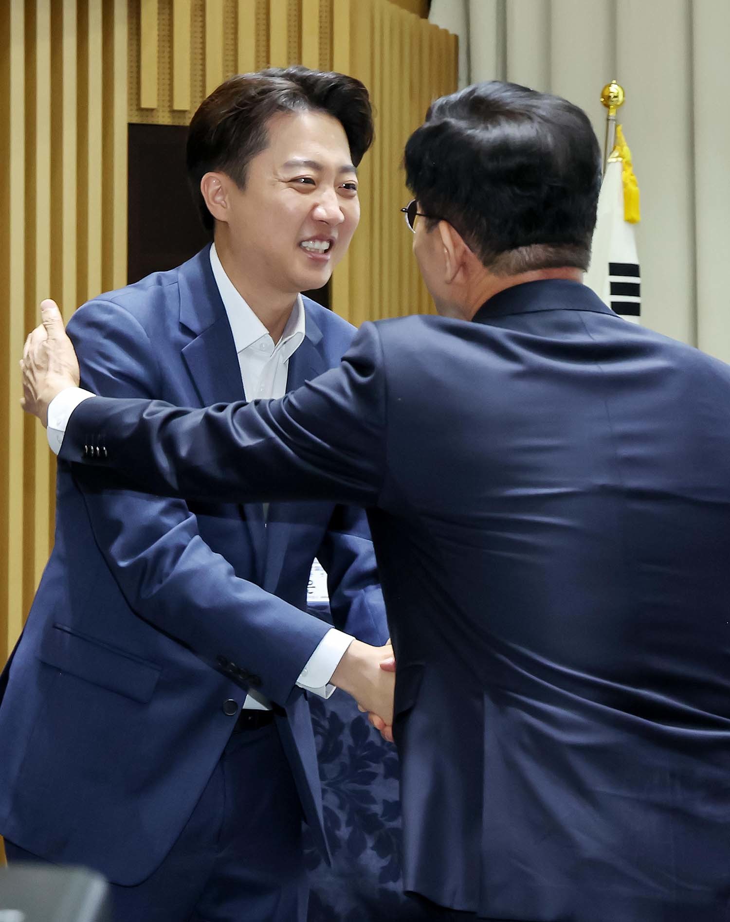 김문수 국민의힘 대통령 후보(오른쪽)와 이준석 개혁신당 대통령 후보가 19일 오전 서울 중구 서울시청에서 열린 '약자와 동행하는 서울 토론회'에 참석해 악수를 나눈 뒤 격려하고 있다. / 뉴스1