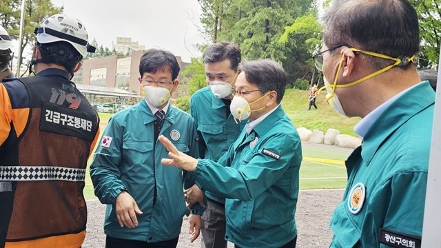 강기정 광주광역시장이 지난 17일 광산구 소촌동 금호타이어 광주공장 화재현장을 찾아 화재진압 과 피해상황 등을 점검하고 있다. /광주광역시 제공