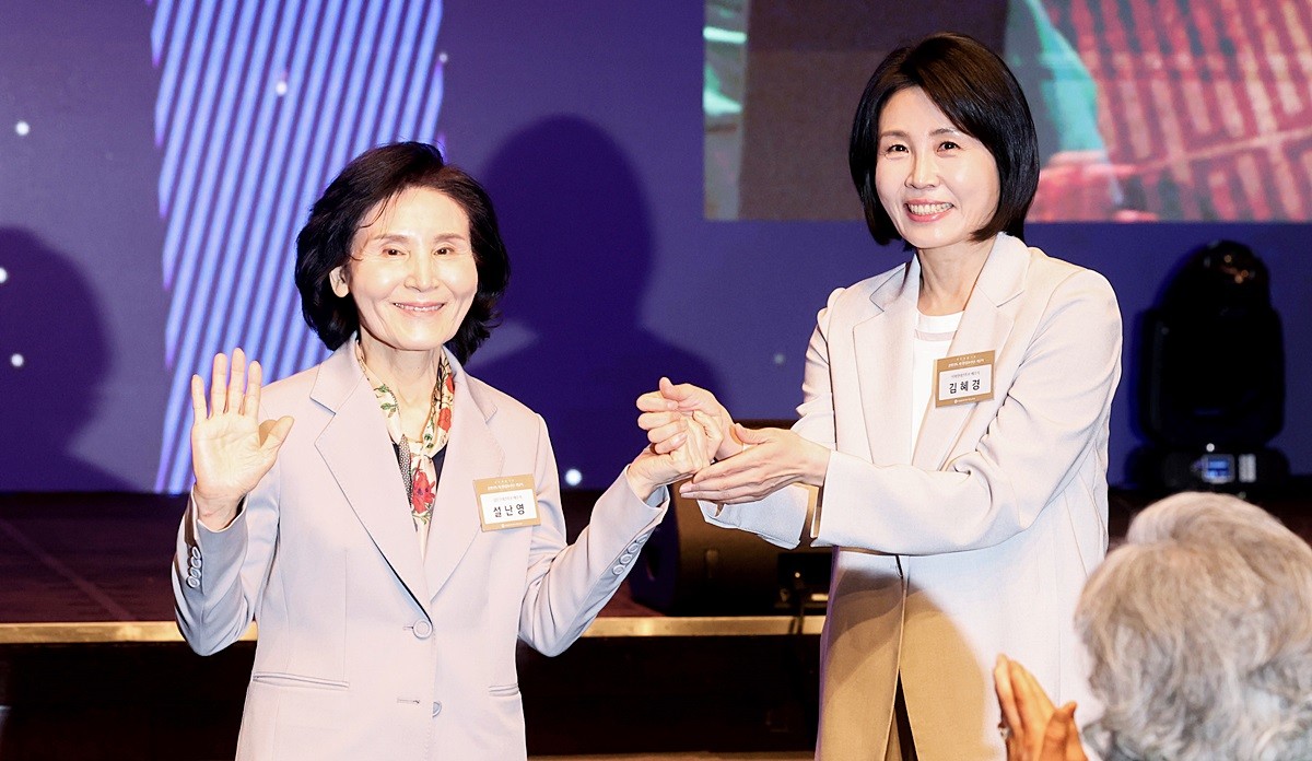 이재명 더불어민주당 대선 후보의 배우자 김혜경 여사(오른쪽)와 김문수 국민의힘 대선 후보의 배우자 설난영 여사(왼쪽) 자료 사진 / 연합뉴스