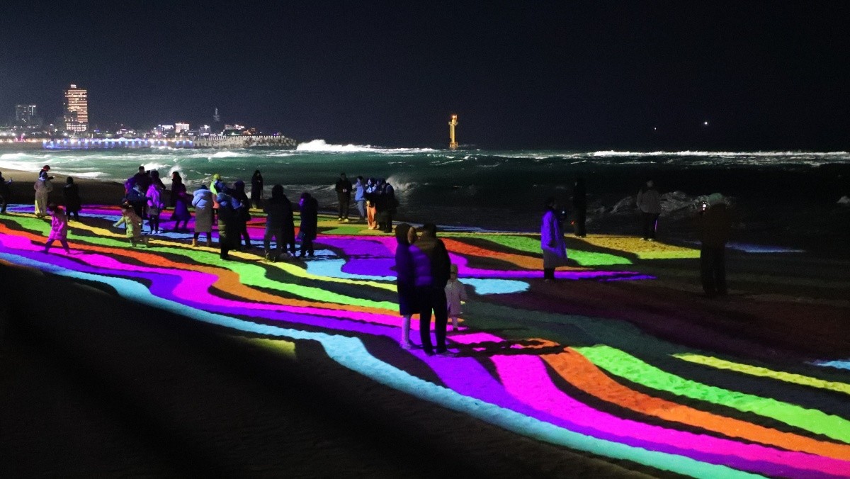 속초 해변 미디어 아트 '빛의 바다 속초' / 연합뉴스