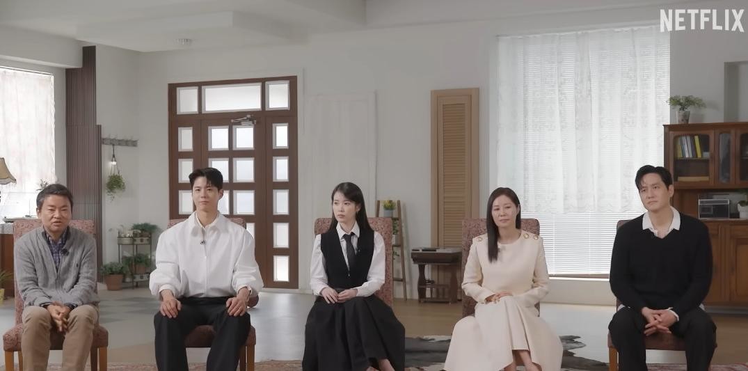 '폭싹 속았수다' 출연진. (왼쪽부터)김원석 감독, 박보검, 아이유, 문소리, 박해준. / 유튜브 'Netflix Korea 넷플릭스 코리아'