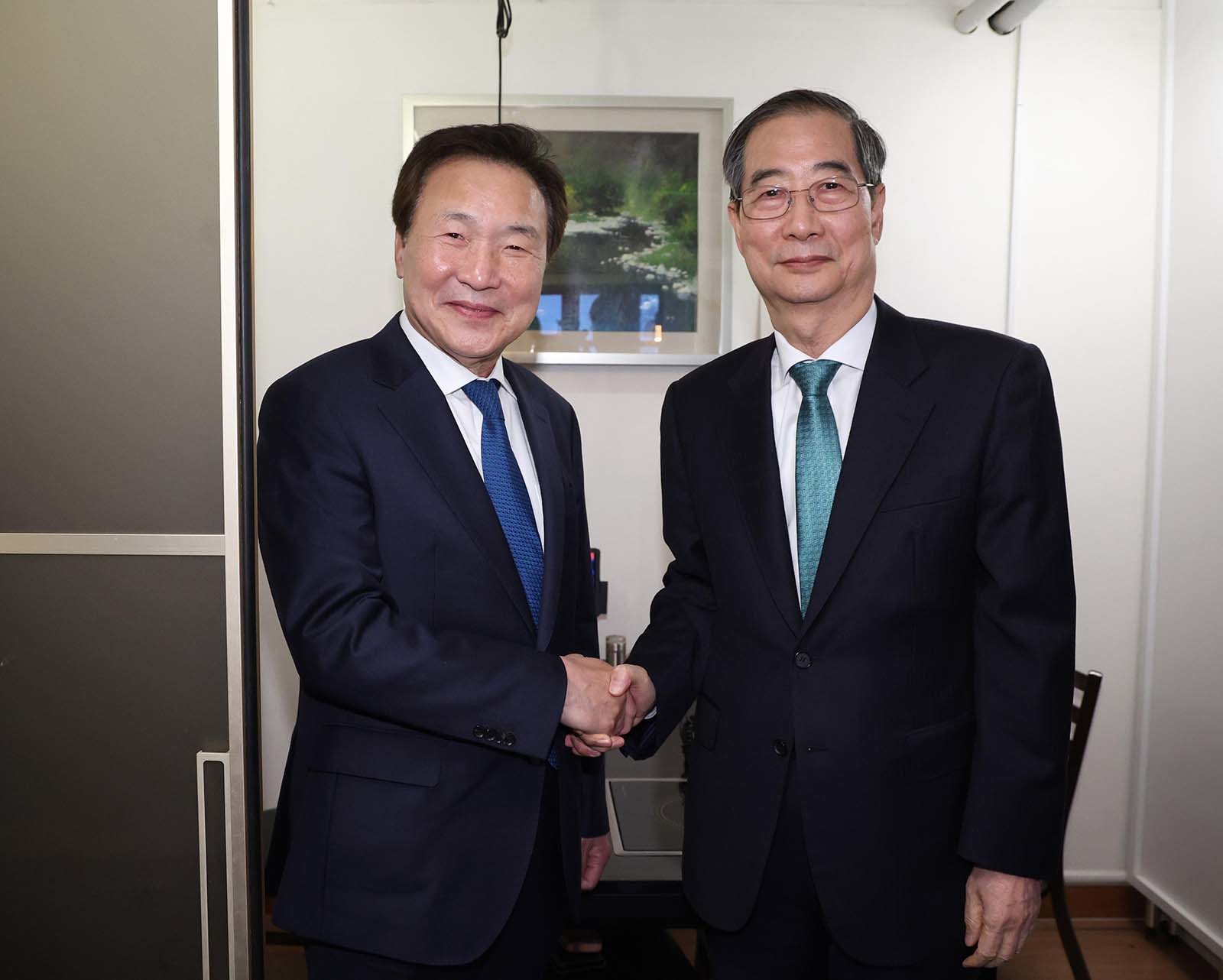 한덕수 전 국무총리와 손학규 전 민주당 대표. / 뉴스1 (공동취재)