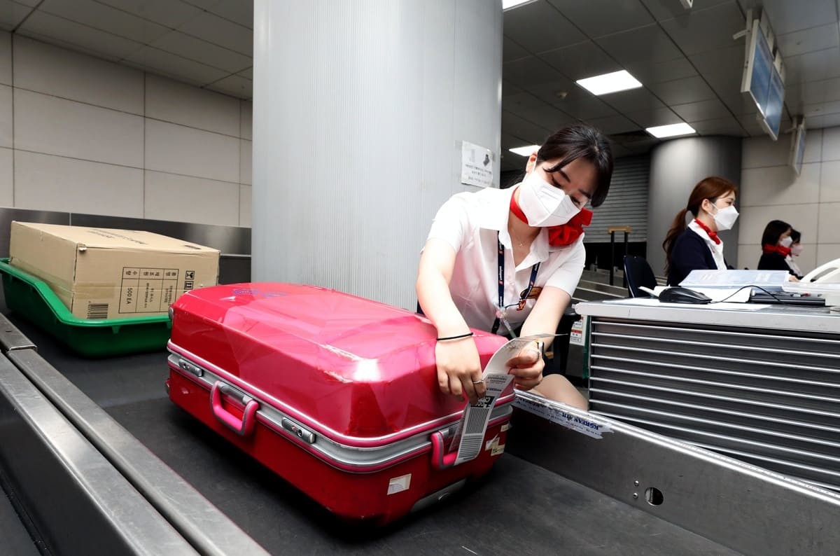 서울역 도심공항터미널 내 탑승수속 돕는 직원 / 뉴스1