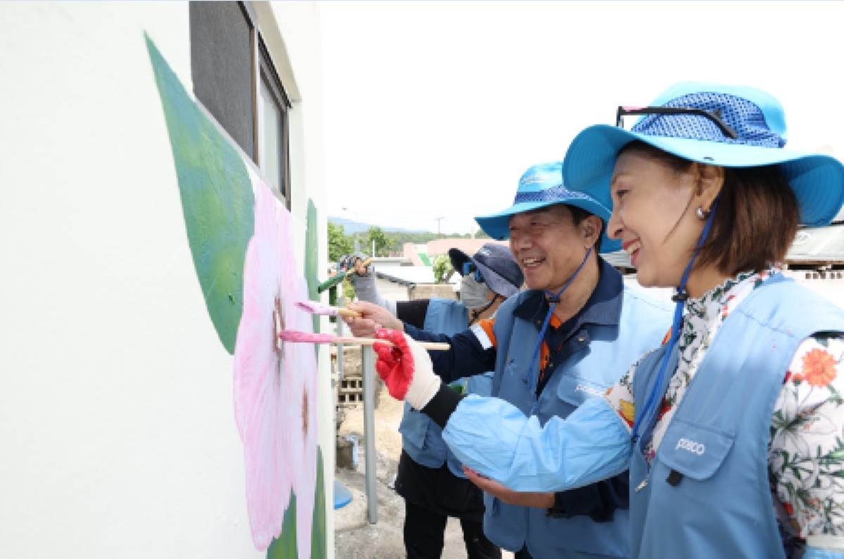 포항제철소 이동렬 소장이 벽화 그리기 봉사활동을 하고 있다.