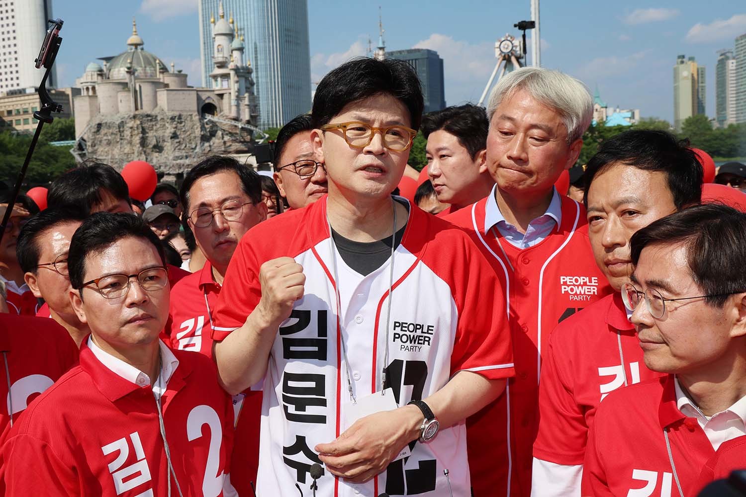 한동훈 전 국민의힘 대표가 25일 오후 서울 송파구 석촌호수에서 김문수 대통령 후보 지원 유세를 마치고 취재진 질문에 답하고 있다. / 뉴스1