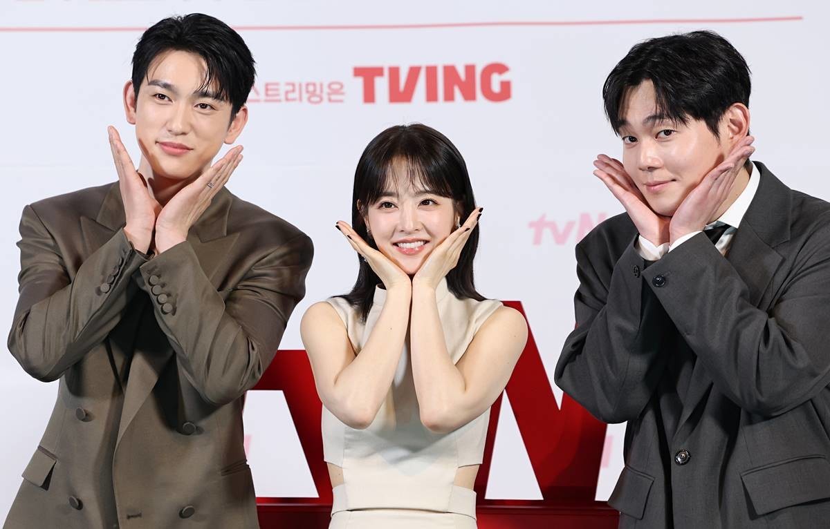 Actors Park Jin-young (from left), Park Bo-young, and Ryu Kyung-soo pose for photos during a press conference for tvN’s weekend drama 'Our Unwritten Seoul,' held at CGV Yeongdeungpo in Seoul on May 21. 'Our Unwritten Seoul' is a romantic coming-of-age drama that follows identical twin sisters—alike only in appearance—who switch lives through a lie, ultimately rediscovering love and purpose. / News1