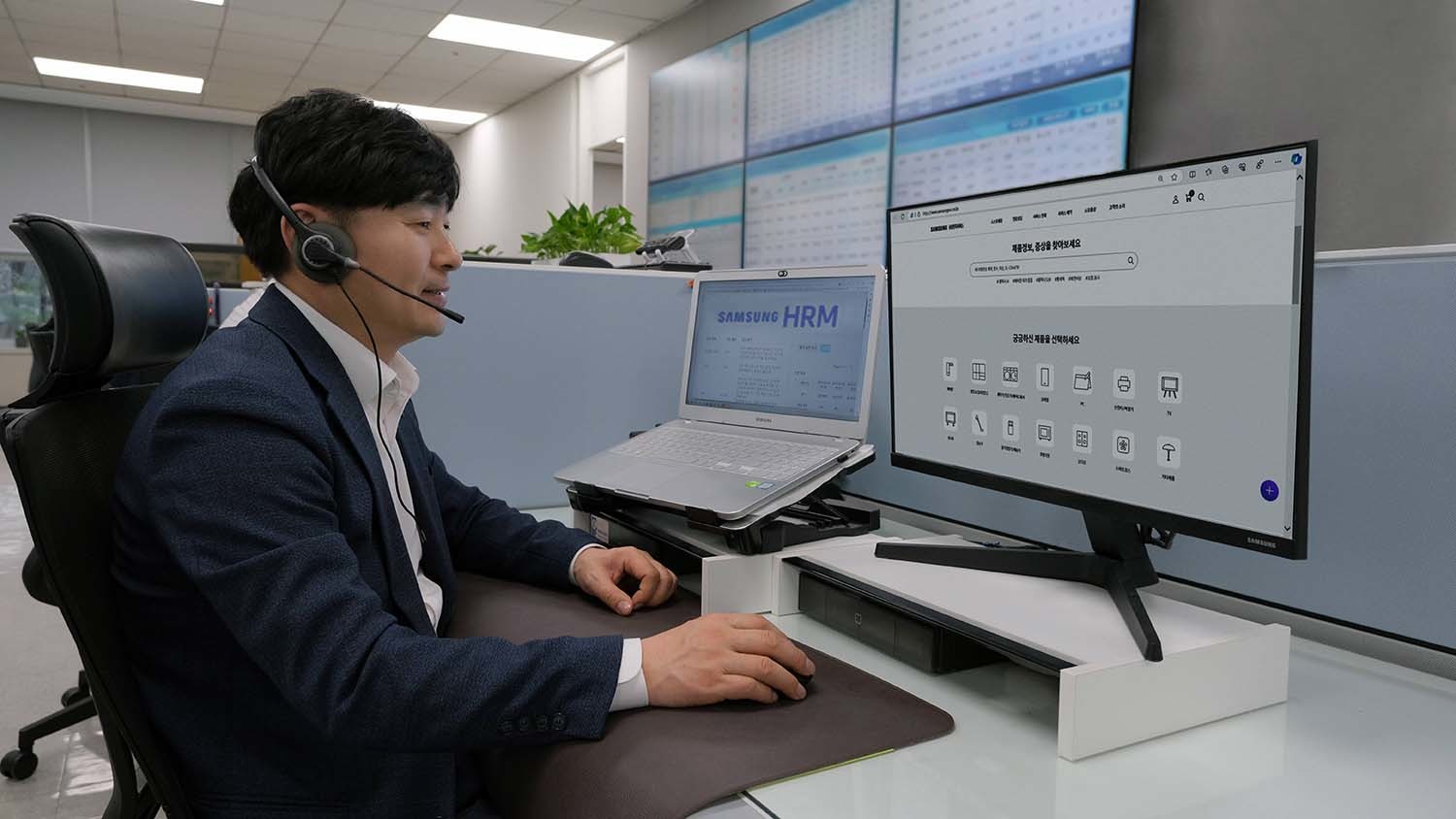 삼성전자서비스 상담사가 HRM 원격 상담을 진행하는 모습 / 삼성전자서비스 제공