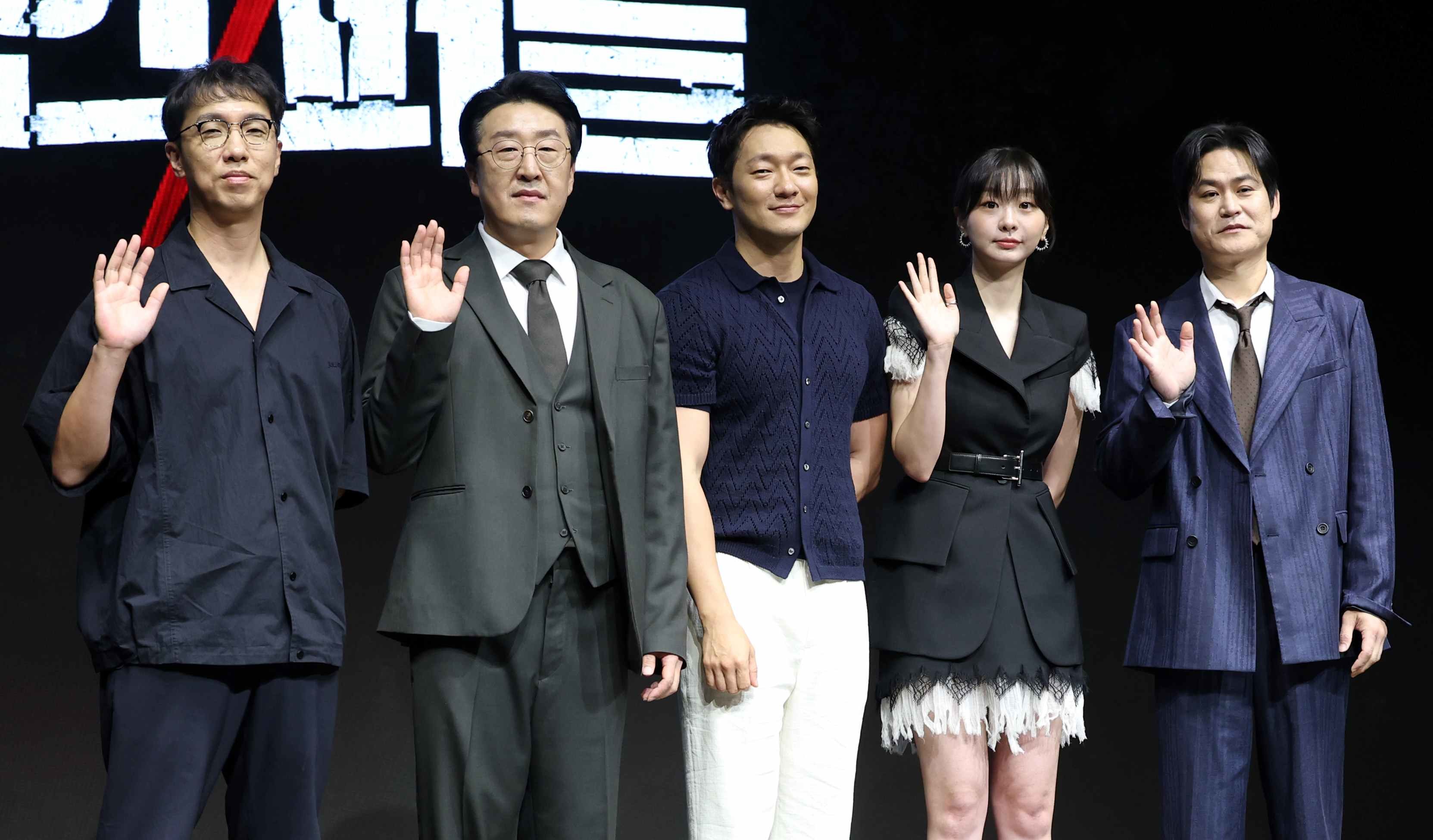 윤종빈 감독(왼쪽부터)과 배우 현봉식, 손석구, 김다미, 김성균이 지난 14일 서울 종로구 JW 메리어트 동대문 스퀘어 서울에서 열린 디즈니+ 오리지널 시리즈 '나인 퍼즐' 제작발표회에서 포즈를 취하고 있다. '나인 퍼즐'은 10년 전, 미결 사건의 유일한 목격자이자 현직 프로파일러인 '이나'(김다미 분)와 그를 끝까지 용의자로 의심하는 강력팀 형사 '한샘'(손석구 분)이 의문의 퍼즐 조각과 함께 다시 시작된 연쇄살인 사건의 비밀을 파헤치는 추리 스릴러다 / 뉴스1