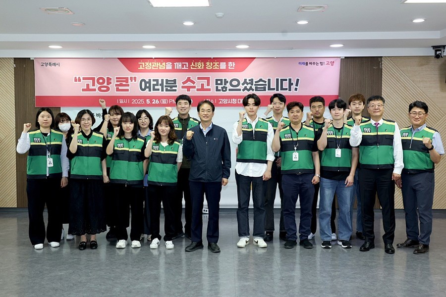 대형공연 실무진들과 기념촬영