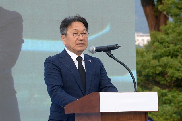 강기정 광주광역시장이 27일 오후 5.18민주광장에서 열린 제45주년 5.18민중항쟁기념 부활제에 참석하여 추모사를 하고 있다. /광주광역시 제공