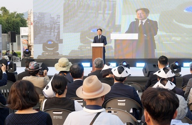 강기정 광주광역시장이 27일 오후 5.18민주광장에서 열린 제45주년 5.18민중항쟁기념 부활제에 참석하여 추모사를 하고 있다. /광주광역시 제공