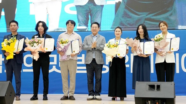 김영록 전라남도지사가 28일 순천만생태문화교육원에서 열린 ‘2025 남도장터 로컬 우수상품 품평회’에서 유공자에게 감사패와 표창을 수여하고 기념촬영을 하고 있다.