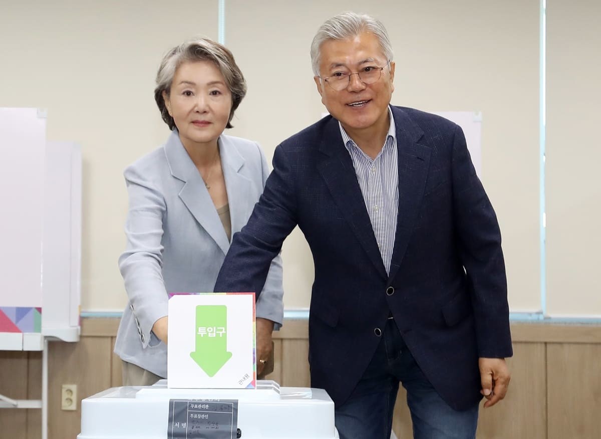 문재인 전 대통령과 부인 김정숙 여사가 제21대 대통령선거 사전투표 첫날인 29일 오전 경남 양산시 하북면주민자치센터에 마련된 하북면 사전투표소에서 투표를 하고 있다. / 뉴스1