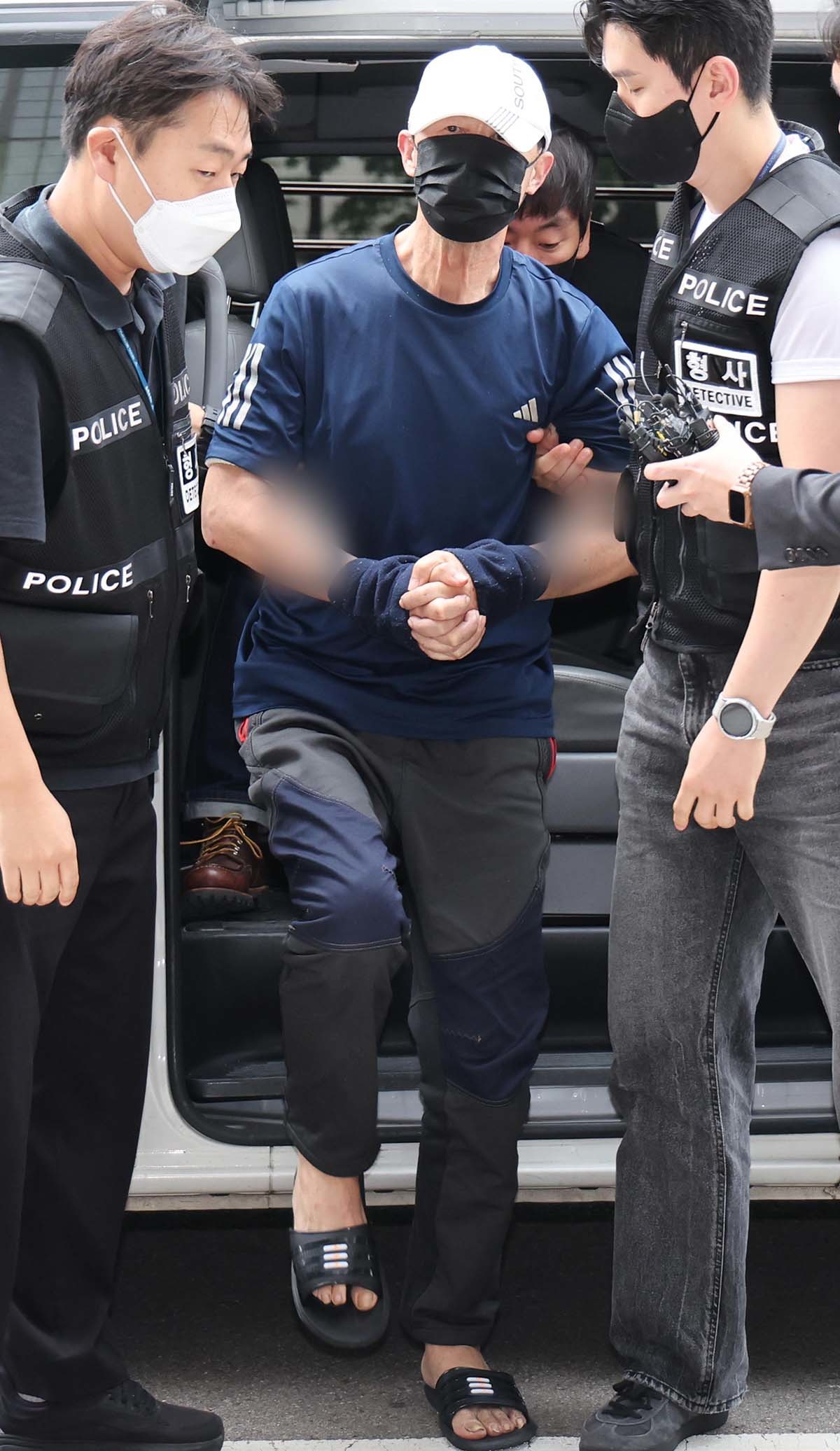 운행 중인 서울지하철 5호선 열차에서 불을 지른 원 모 씨가 2일 서울 양천구 서울남부지법에서 열린 구속 전 피의자 심문(영장실질심사)에 출석하고 있다. 원 모 씨는 지난달 31일 서울 여의나루역과 마포역 사이 터널 구간을 달리던 열차 안에서 인화성 액체를 뿌린 뒤 옷가지에 불을 붙여 방화한 혐의를 받는다. / 뉴스1