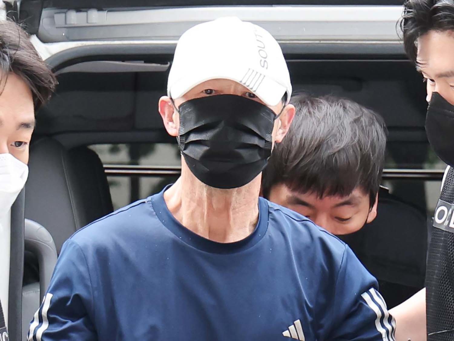 운행 중인 서울지하철 5호선 열차에서 불을 지른 원 모 씨가 2일 서울 양천구 서울남부지법에서 열린 구속 전 피의자 심문(영장실질심사)에 출석하고 있다. 원 모 씨는 지난달 31일 서울 여의나루역과 마포역 사이 터널 구간을 달리던 열차 안에서 인화성 액체를 뿌린 뒤 옷가지에 불을 붙여 방화한 혐의를 받는다. / 뉴스1