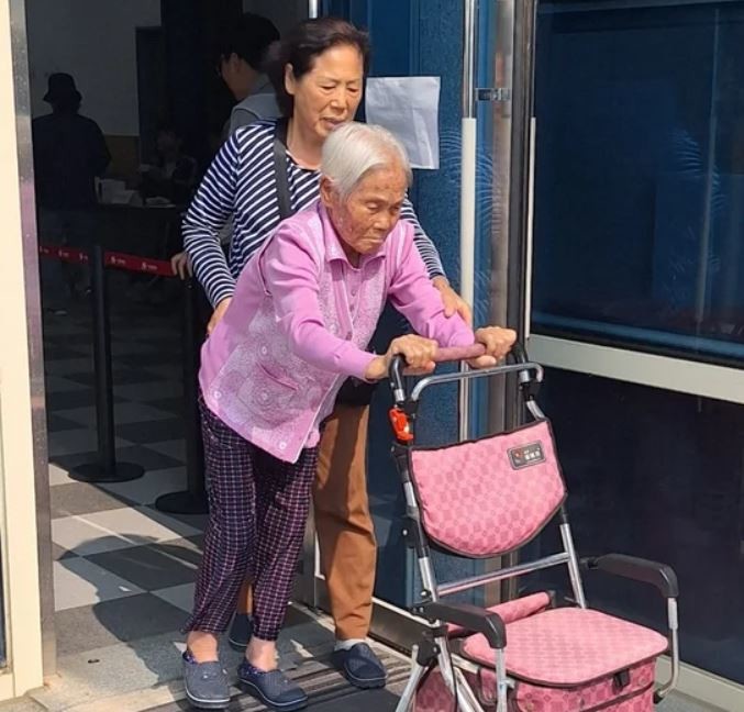 투표소에 온 이용금 할머니 / 연합뉴스