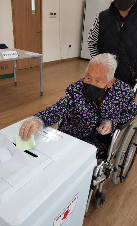 2020년에도 투표를 했던 이용금 할머니 / 뉴스1