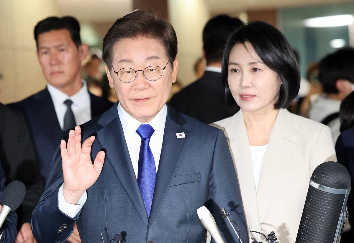 이재명 더불어민주당 대통령 후보가 3일 밤 당선이 확실시된 가운데 인천 계양구 자택을 나서고 있다. / 뉴스1