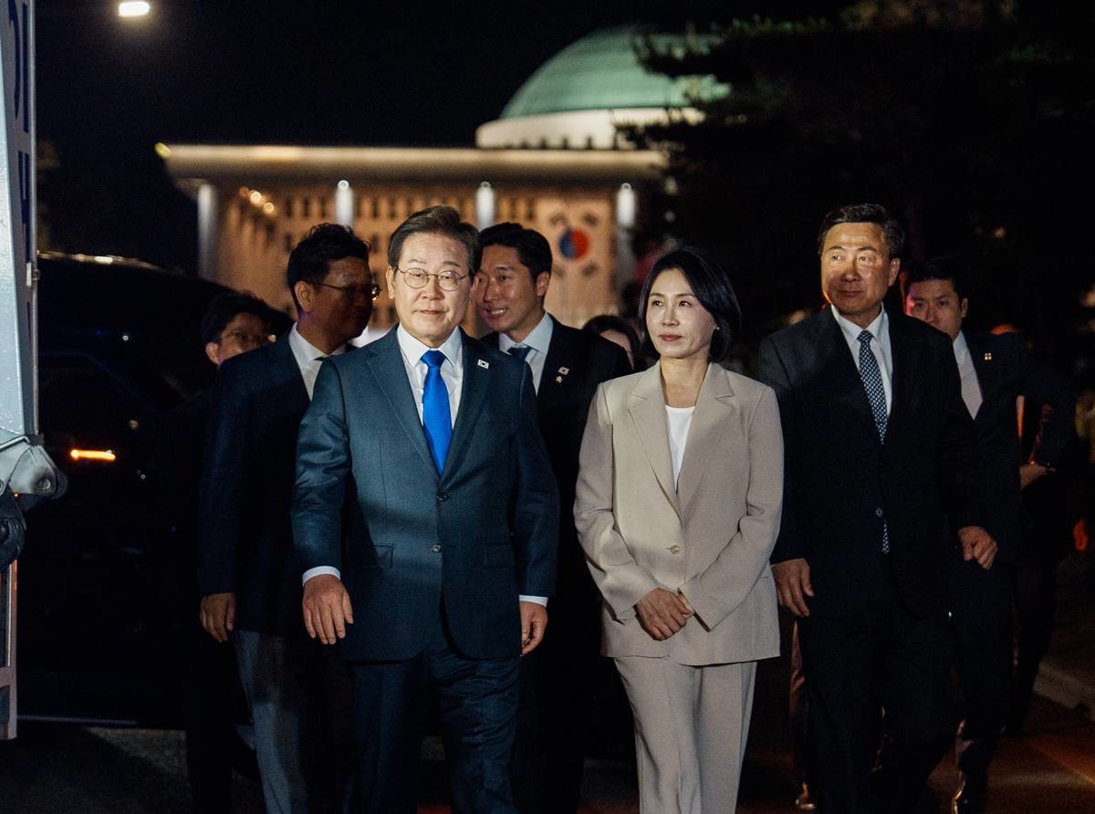 당선이 확실시된 이재명 더불어민주당 대통령 후보와 부인 김혜경 여사가 4일 서울 여의도 국회 앞에 마련된 민주당 국민개표방송시청 현장에 도착하고 있다 / 뉴스1