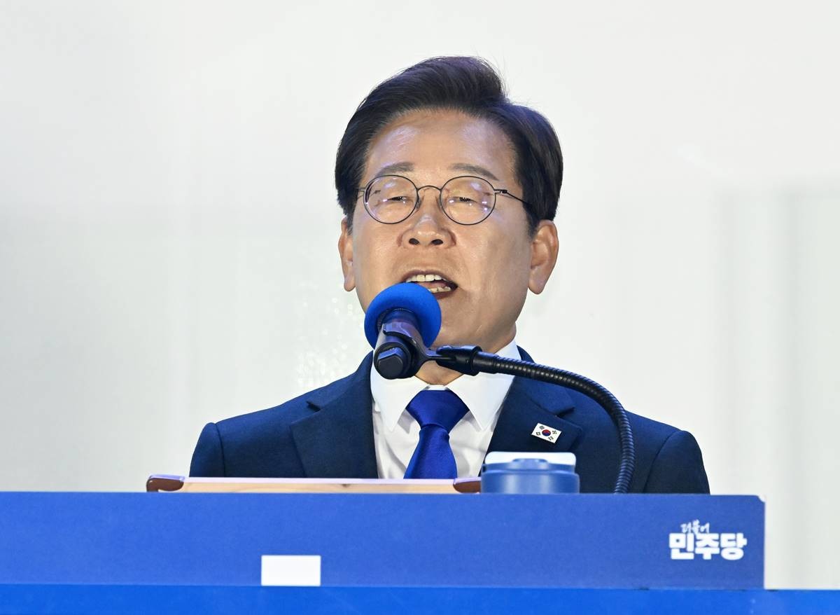 제21대 대통령 선거에서 당선이 확실해진 이재명 더불어민주당 후보가 4일 오전 서울 여의도 국회 앞에 마련된 개표방송 야외 무대에 올라 연설을 하고 있다 / 뉴스1