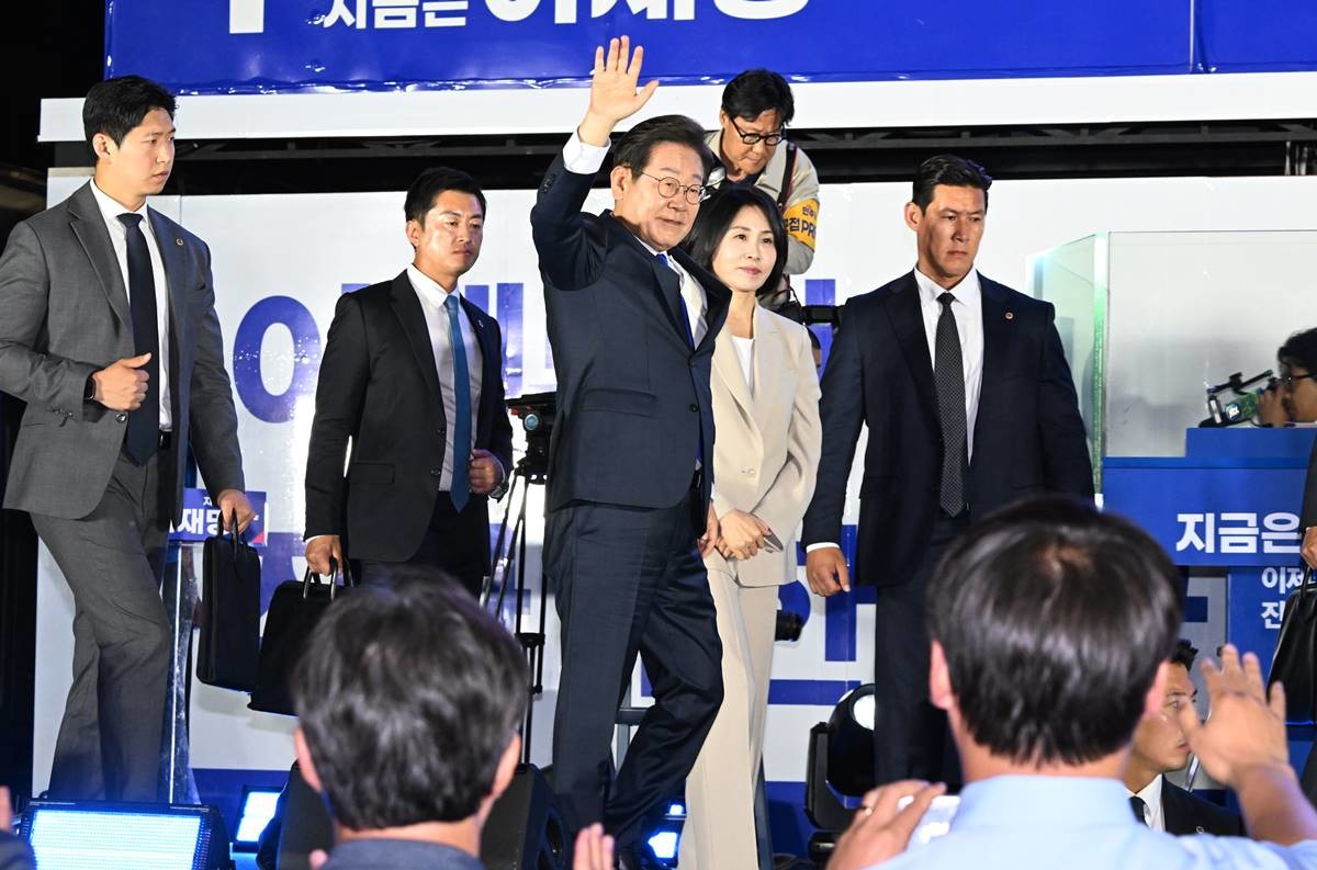 제21대 대통령 선거에서 당선이 확실해진 이재명 더불어민주당 후보가 김혜경 여사와 4일 오전 서울 여의도 국회 앞에 마련된 개표방송 야외 무대에 올라 인사하고 있다 / 뉴스1