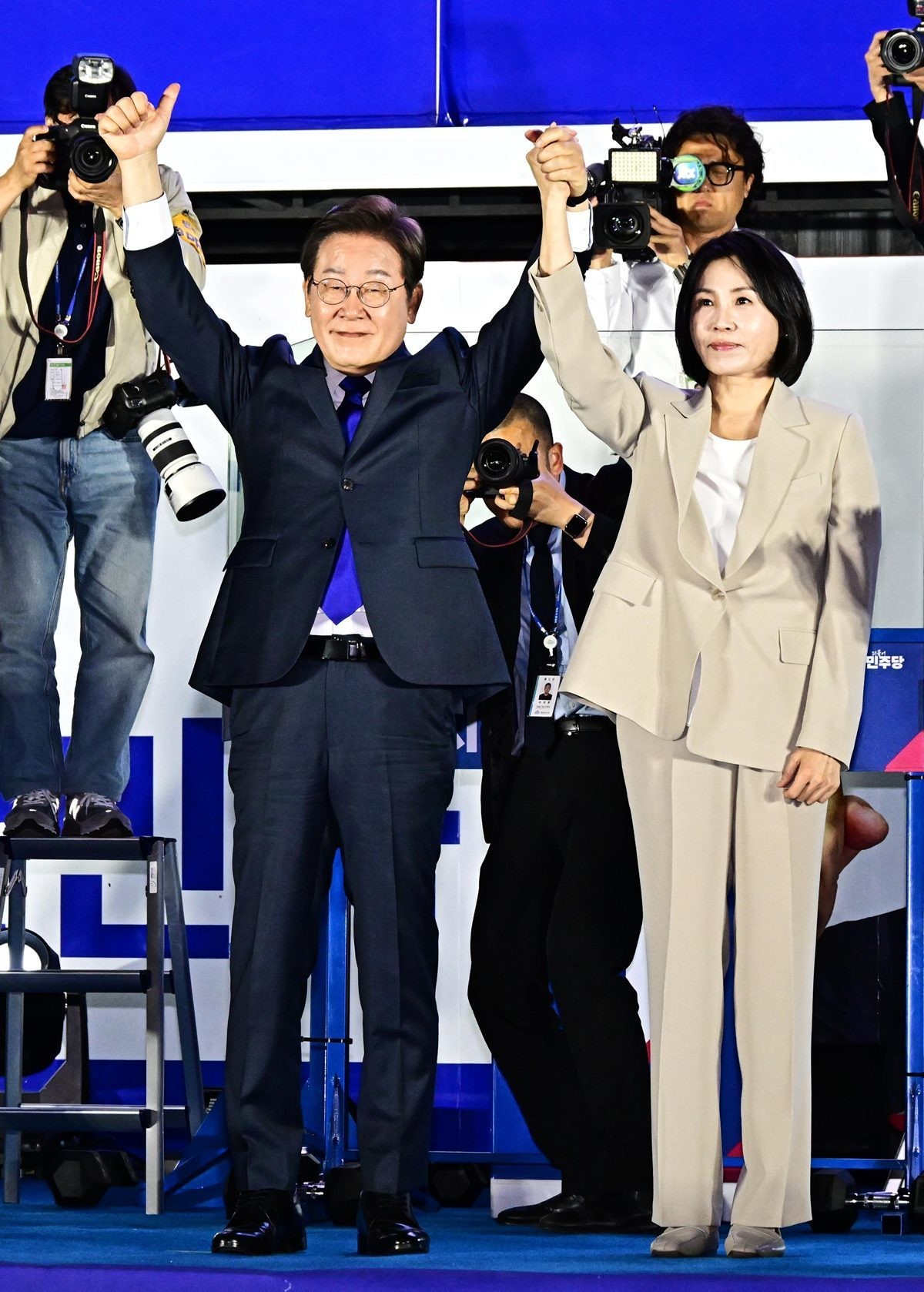 당선이 확실시된 이재명 더불어민주당 대통령 후보와 부인 김혜경 여사가 4일 서울 여의도 국회 앞에 마련된 민주당 국민개표방송시청 현장을 찾아 지지자들에게 인사하고 있다. / 뉴스1