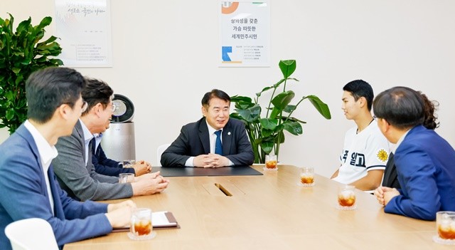 이정선 광주광역시교육감이 5일 교육감실에서 미국 메이저리그 텍사스 레인저스에 입단한 광주제일고 김성준 선수, 부모와 함께 대화를 나누고 있다./광주광역시교육청 제공