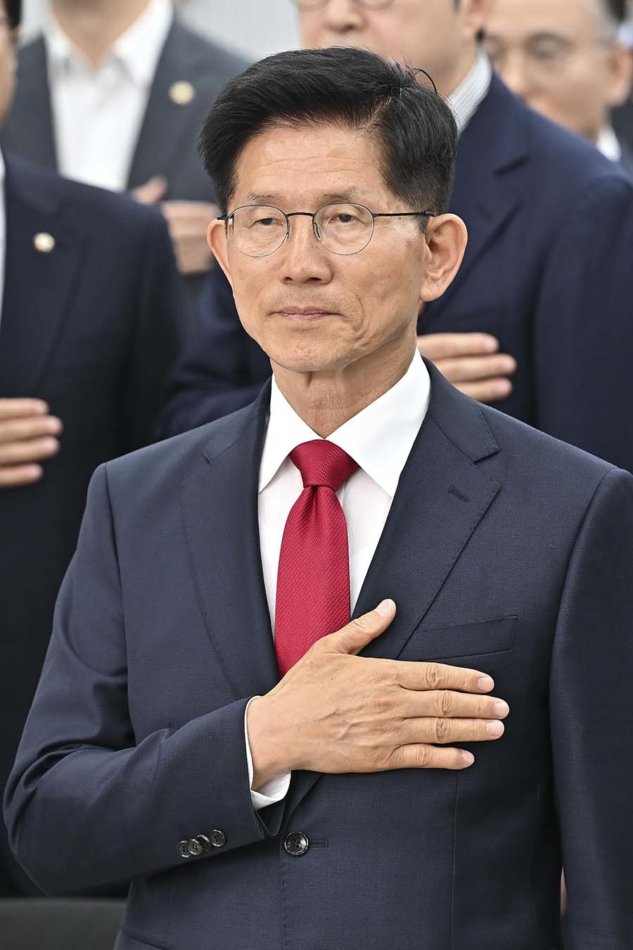 김문수 국민의힘 대통령 후보가 4일 서울 여의도 중앙당사에서 열린 제21대 대통령선거 국민의힘 중앙선거대책위원회 해단식에서 국민의례 하고있다. / 뉴스1