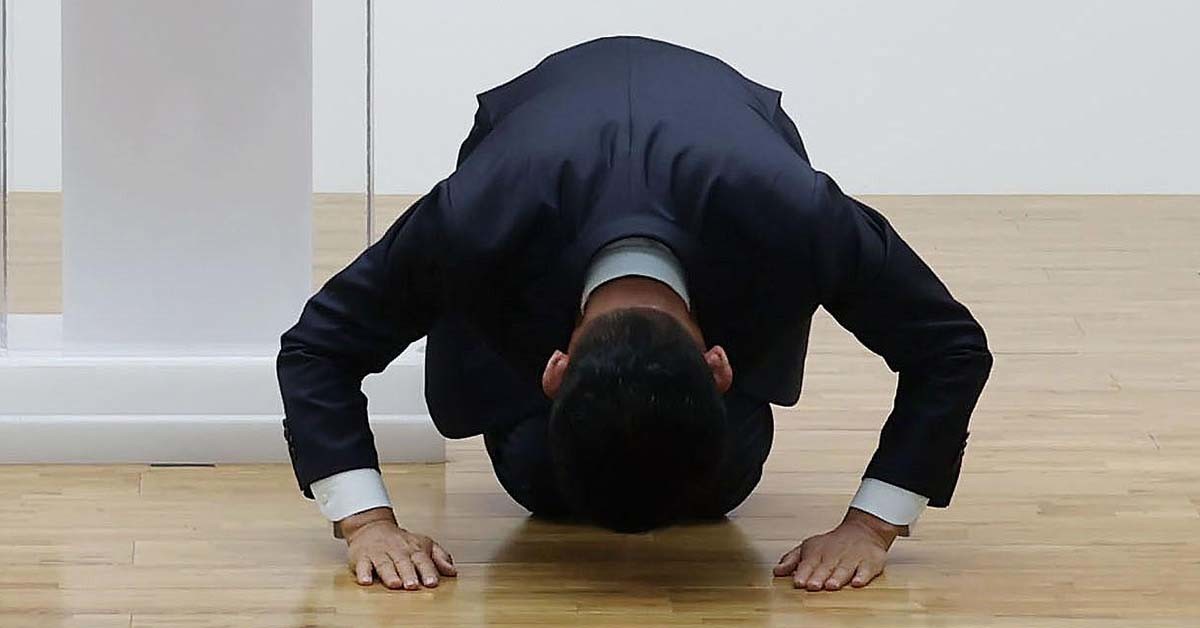 김문수 전 국민의힘 대선 후보가 4일 서울 여의도 국민의힘 당사에서 열린 중앙선대위 해단식에서 큰절하고 있다. / 뉴스1