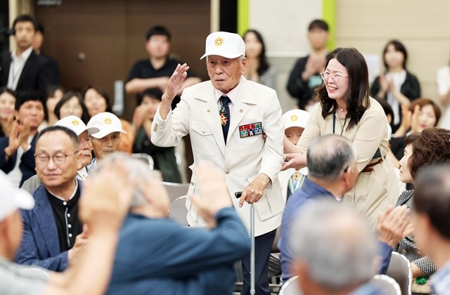 호국 보훈의 달을 맞아 5일 윤상원홀에서 개최한 상생공유마당에서 올해 100세를 맞은 이돈석 어르신에게 감사를 담은 박수를 보내고 있다.