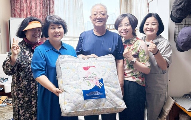 호국 보훈의 달을 맞아 하남동은 저소득 유공자 16세대에게 여름 이불을 전달했다.