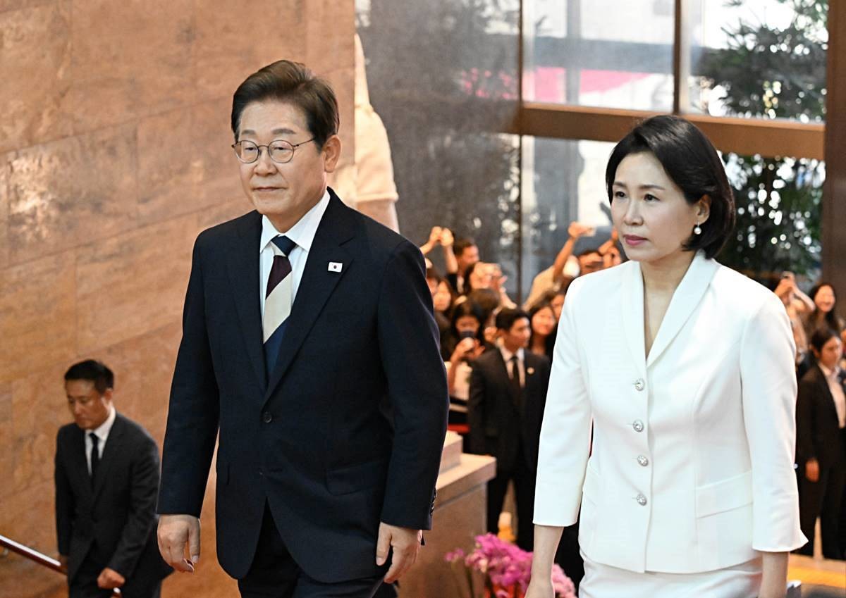 이재명 대통령이 취임 선서를 하기 위해 지난 4일 오전 김혜경 여사와 함께 서울 여의도 국회에 도착해 로텐더홀로 이동하고 있다 / 뉴스1