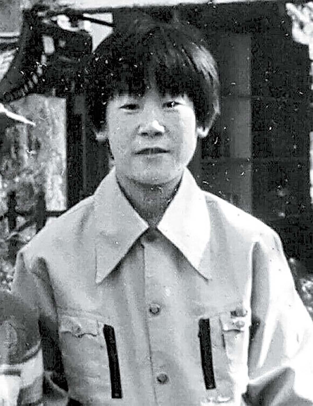 이재명 대통령이 글러브와 장갑을 만드는 대양실업 공장에서 소년공으로 일하던 당시 모습. 이 대통령이 대선 후보 시절 이 대통령 캠프에서 언론에 제공한 사진이다.