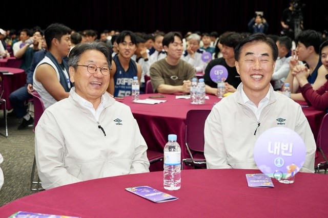 강기정 광주광역시장이 9일 광주 김대중컨벤션센터 다목적홀에서 열린 ‘제7회 소방청장배 전국소방체전’ 개회식에 참석, 허석곤 소방청장과 함께 공연을 관람하고 있다. / 광주광역시 제공