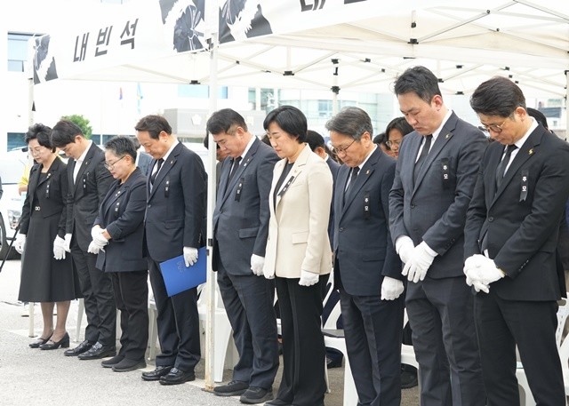 강기정 광주광역시장이 9일 동구청에서 열린 학동4구역 재개발 붕괴참사 4주기 추모식에 참석해 묵념하고 있다. /광주광역시 제공