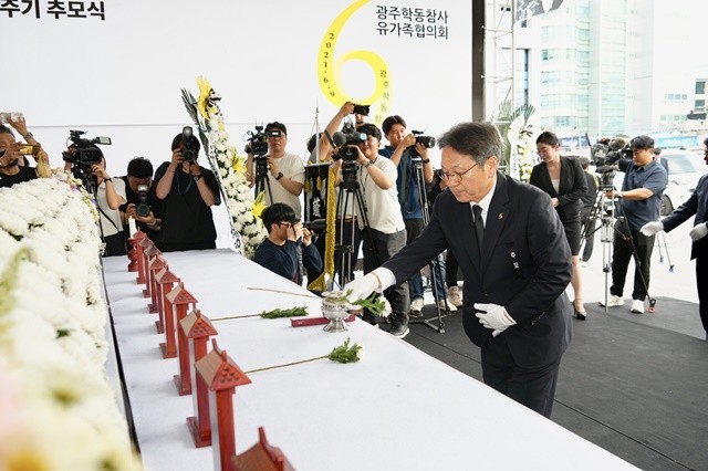 강기정 광주광역시장이 9일 동구청에서 열린 학동4구역 재개발 붕괴참사 4주기 추모식에 참석해 헌화하고 있다. /광주광역시 제공