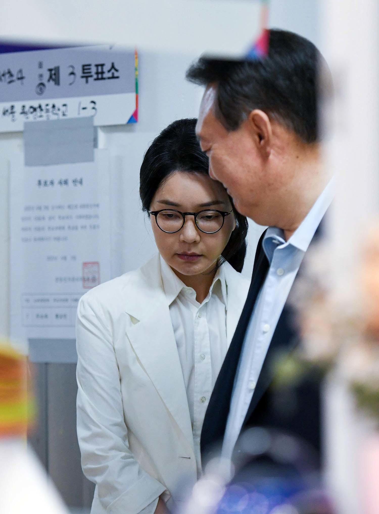 윤석열 전 대통령과 김건희 여사가 3일 서울 서초구 원명초등학교에 마련된 서초구 제3투표소에서 투표를 하기 위해 줄을 서 있다. / 뉴스1(공동취재)