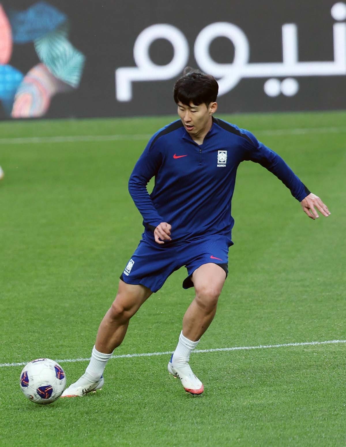 9일 서울 마포구 서울월드컵경기장에서 열린 대한민국 축구 국가대표팀 공개훈련에서 손흥민이 드리블하고 있다. 월드컵 본선행을 조기 확정한 홍명보호는 오는 10일 오후 서울월드컵경기장에서 쿠웨이트를 상대로 2026 국제축구연맹(FIFA) 북중미 월드컵 아시아 3차 예선 B조 조별리그 최종 10차전을 치른다. / 뉴스1