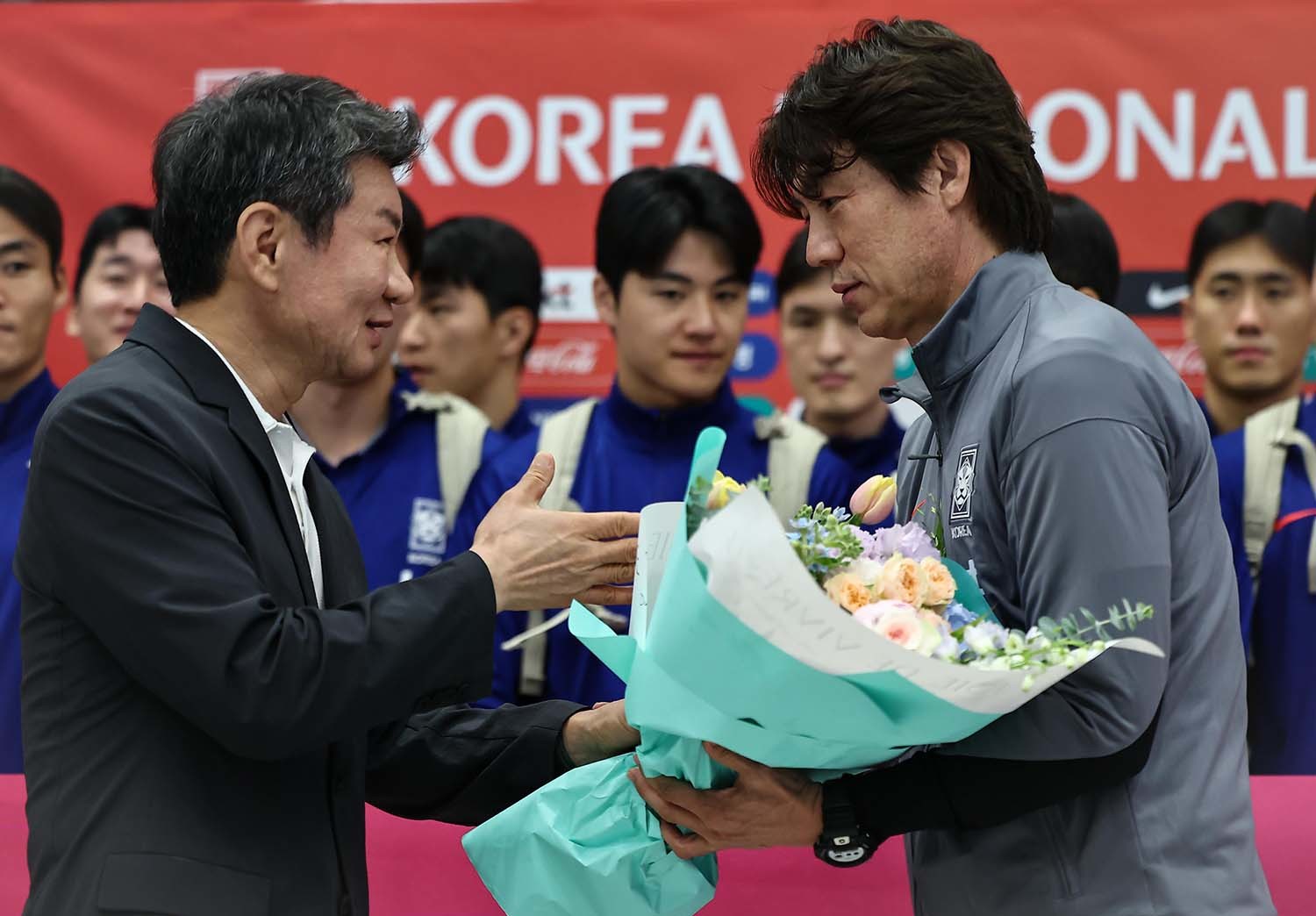 홍명보 감독이 6일 이라크와 북중미 월드컵 예선경기를 마치고 인천국제공항 제1터미널을 통해 귀국하며 정몽규 대한축구협회장에게 꽃을 받고 있다. 대표팀은 이라크와 원정경기에서 2대0으로 승리하며 11회 연속 월드컵 본선 진출을 확정했다. / 뉴스1