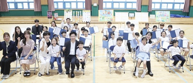 김대중 교육감과 조도초 학생들이 교내 시낭송 행사를 마친 뒤 함께 기념사진 촬영하고 있다.