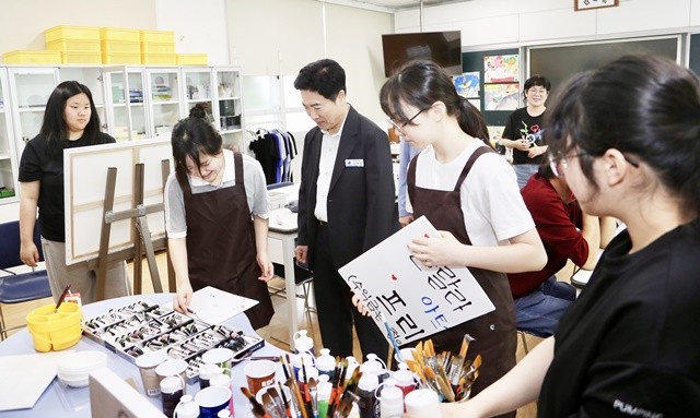 김대중 교육감이 조도중‧고등학교 예술체험 프로그램을 참관하고 있다.