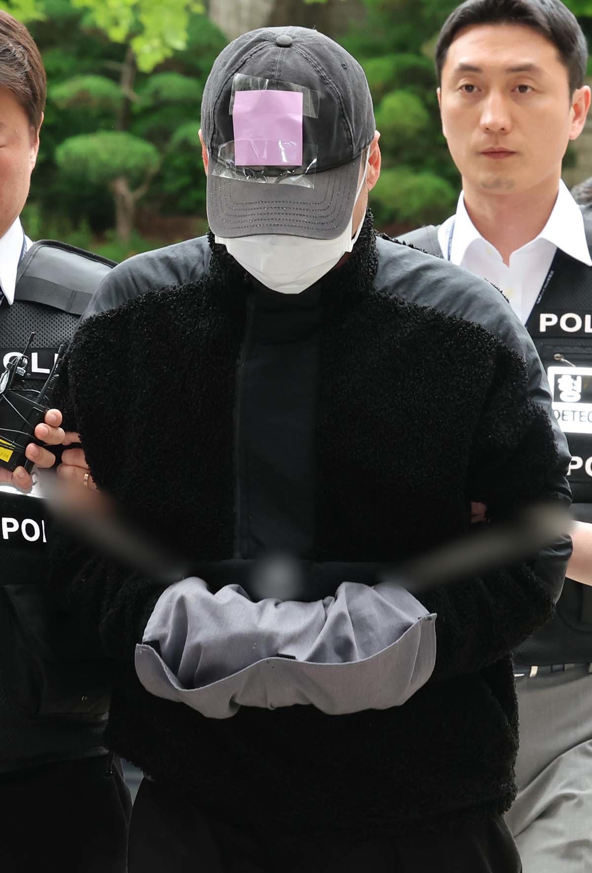 축구 국가대표팀 주장 손흥민을 상대로 20대 여성 양모씨와 함께 돈을 받아내려 해 공갈 혐의를 받는 용모(40대 남성)씨가 5월 17일 서초구 서울중앙지방법원에서 열린 구속 전 피의자심문(영장심사)에 출석하고 있다. / 뉴스1