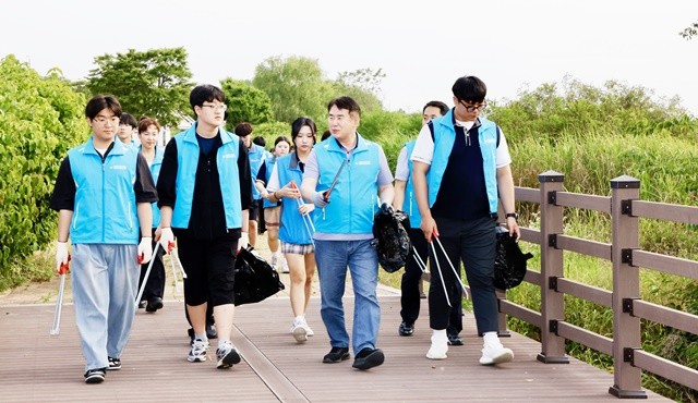 이정선 광주광역시교육감이 10일 광주 극락친수공원 일대에서 빛고을 학생기술봉사단 학생들과 함께 환경 정화활동을 하고 있다./광주광역시교육청 제공