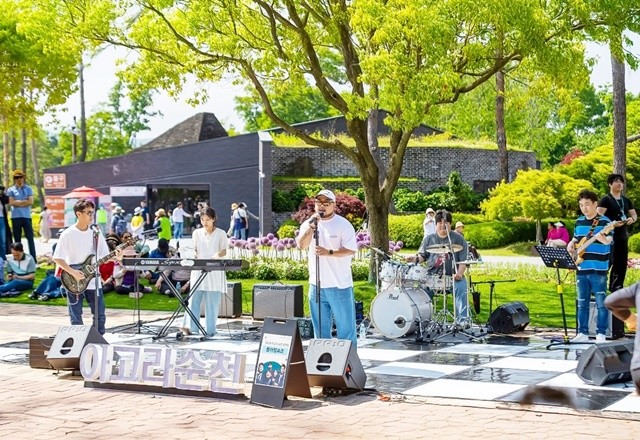 순천만국가정원에서 공연하는 아고라 공연팀