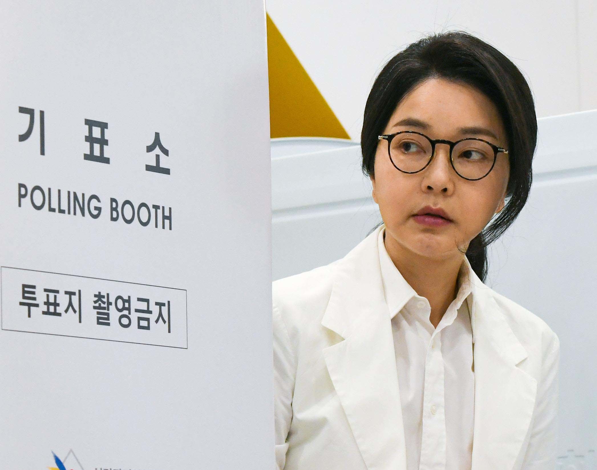 윤석열 전 대통령 부인 김건희 여사가 6월 3일 서울 서초구 원명초등학교에 마련된 서초구 제3투표소에서 한 표를 행사하고 있다. / 뉴스1
