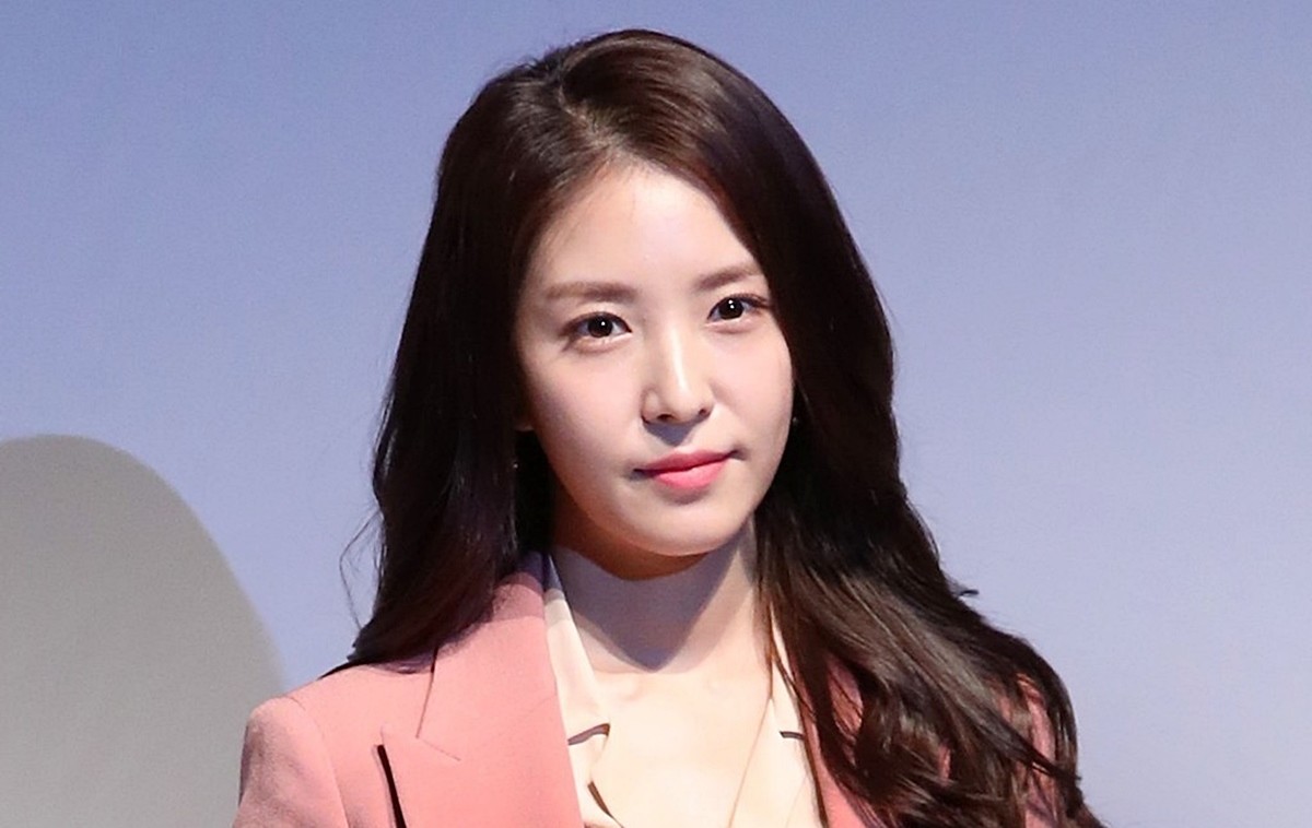 가수 보아 자료 사진. 서울 시내 곳곳에서 가수 보아를 모욕하는 낙서가 발견된 것으로 전해졌다. 현재 경찰이 수사에 나선 것으로 전해졌다. 최근 서울 강남역 인근 버스 정류장과 전광판 등지에서 보아를 겨냥한 낙서가 다수 발견된 것으로 파악됐다. 이번 사건과 관련해 가수 보아의 소속사 SM엔터테인먼트 '현재 관할 경찰서에서 수사가 진행 중으로 오늘 추가로 정식 고소장도 제출할 예정이다'라고 밝혔다. / 연합뉴스