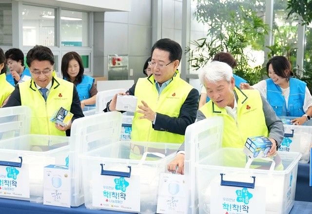 김영록 전라남도지사가 11일 도청 윤선도홀에서 열린 ‘우리전남 희망여름 착!착!착! 캠페인’ 출범식에서 취약계층에게 전달할 여름 물품 키트를 포장하고 있다.